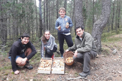 Nil, Martina, Lluc i José, veïns de la Seu, van sortir ahir a caçar bolets en un bosc de l’Alt Urgell.