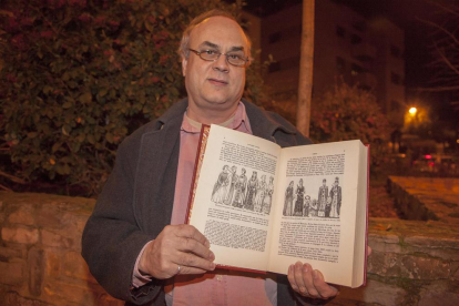 Joan Pedrós, de TradiSió, amb un gravat dels gegants.