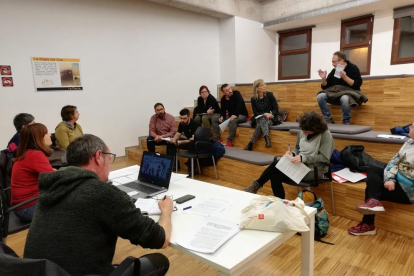 Imagen de la reunión de ayer de la plataforma en defensa del colegio Àngel Guimerà de Balaguer. 