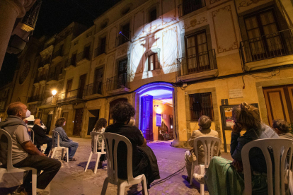 El Museu de Lleida estrenó anoche el ciclo de proyecciones al fresco que tuvo que aplazar en julio.