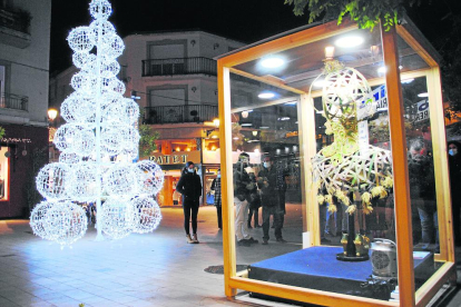 La corporación local visitó ayer la nueva exposición. 