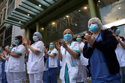 Personal sanitari a l’aplaudir ahir davant l’Hospital Clínic de Barcelona.