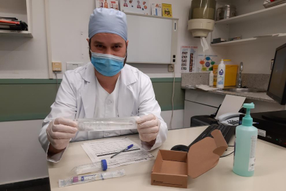 Un metge de l’ambulatori de la Seu mostra el kit amb el qual fan les PCR.