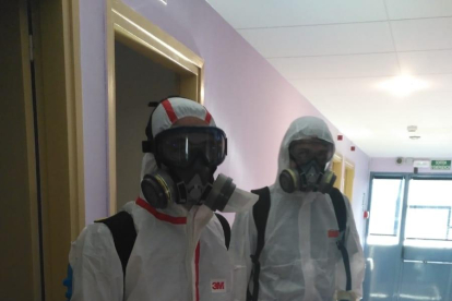 Dos trabajadores desinfectando uno de los centros de La Pobla. 