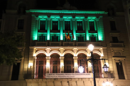 Rosa Franco, de l’Escola Traç de Lleida, amb usuaris del club social La Brúixola en un taller d’art.