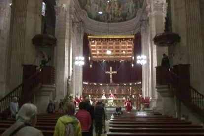 Assistència de fidels ahir a la missa celebrada ahir a la catedral de Lleida en honor a sant Anastasi, retransmesa per Lleida Televisió.
