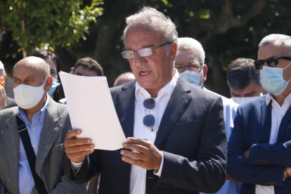 El president del Consell Comarcal del Pallars Sobirà, Carles Isus, llegint el manifest davant del Parlament