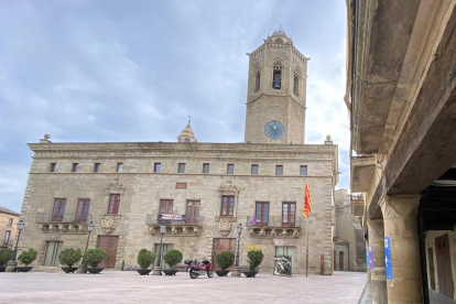 Vista de l’ajuntament de Cervera, al centre històric de la capital.