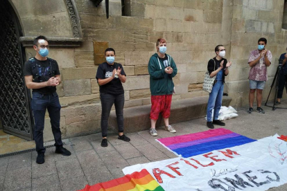 Un centenar de persones es concentren per condemnar l'agressió homófoba a Lleida