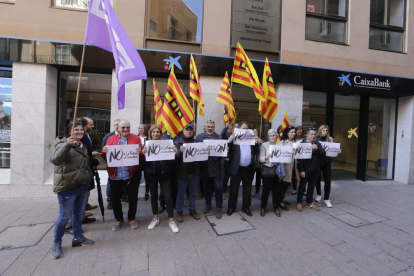 Concentración contra el ERE de Caixabank en Lleida, en abril.