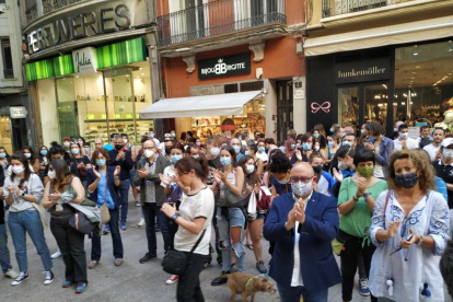 Un centenar de persones es concentren per condemnar l'agressió homófoba a Lleida