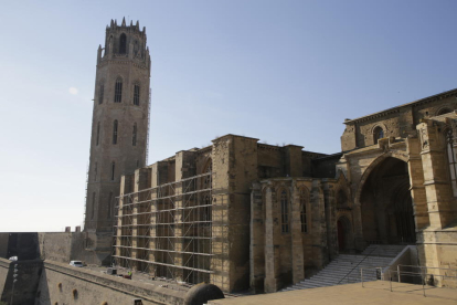 La façana del mirador del claustre de la Seu Vella ja llueix les bastides per a les obres a les cobertes.
