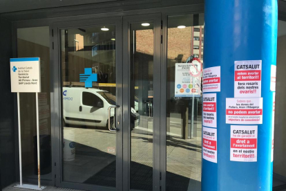 El hospital del Pallars, el CatSalut y diferentes CAP del Pallars quedaron cubiertos ayer de carteles de denuncia por el colectivo de mujeres.