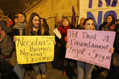 El hospital del Pallars, el CatSalut y diferentes CAP del Pallars quedaron cubiertos ayer de carteles de denuncia por el colectivo de mujeres.