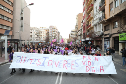 A l’esquerra, la manifestació convocada per la Marea Lila i a la dreta, la de la Coordinadora 8M.