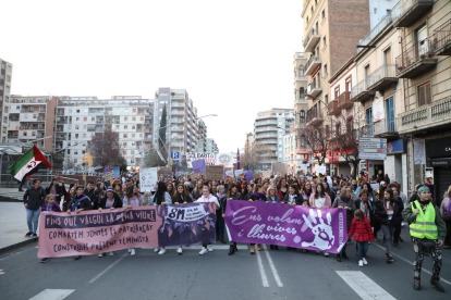A l’esquerra, la manifestació convocada per la Marea Lila i a la dreta, la de la Coordinadora 8M.