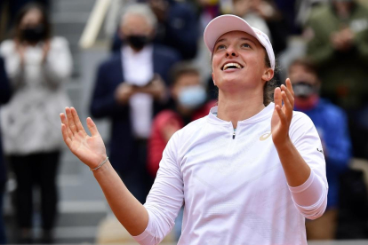 Iga Swiatek muestra su alegría tras ganar Roland Garros al batir en la final a Sofia Kenin.