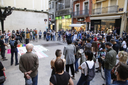 Vista de la concentración celebrada ayer en la plaza Paeria en rechazo contra la agresión. 