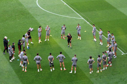 Los jugadores del Atlético de Madrid durante el entrenamiento en el estadio José Alvalade.