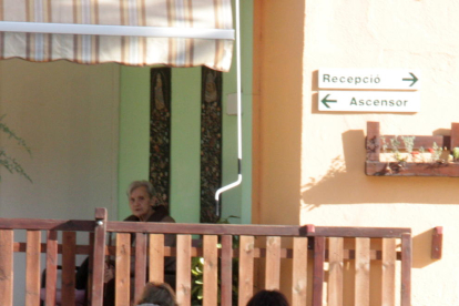 Una interna entrando en la residencia de Arenys de Mar.
