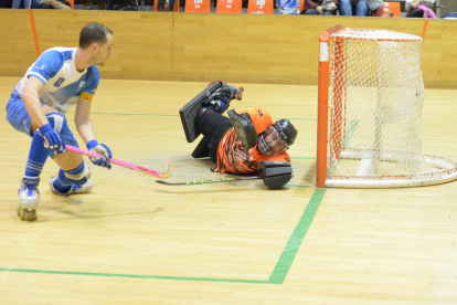 Oriol Vives pugna amb un jugador del Vic.