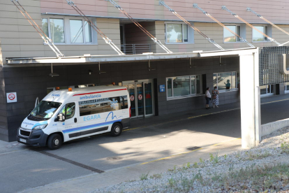 Imatge de l’exterior d’Urgències de l’Arnau amb una ambulància.