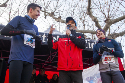 Els pilots Àlex i Marc Márquez, amb altres participants de la prova, a la sortida.