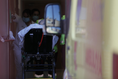 Sanitarios trasladan en ambulancia a un residente del geriátrico de Valdemoro, en Madrid.