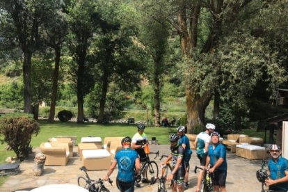 Turistas que practicaron ayer bici de montaña y se hospedaron en un hotel de Escaló, en el Sobirà.