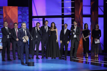 Momento en el equipo de ‘La trinchera infinita’ recibió el premio a Mejor Largometraje. 