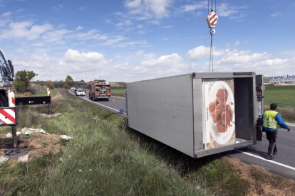 Imatge del camió bolcat a la carretera L-311 a Guissona.