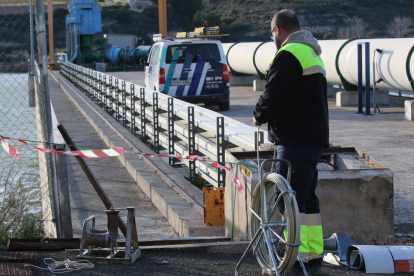 La reparación de la toma de agua del Segrià Sud en el Ebro, donde hace una semana se robó el cable de cobre de las conexiones.