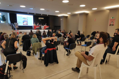 Los delegados de los sindicatos de la CGT ayer durante el debate.