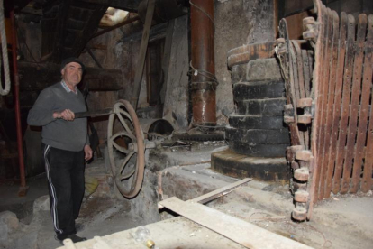 El alcalde, Ignasi Finestres, mostrando el antiguo molino de aceite. 