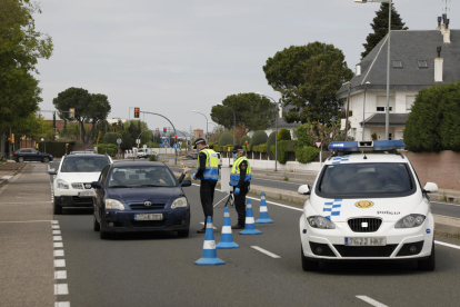 Un control de trànsit de la Guàrdia Urbana, ahir a l’avinguda Alcalde Rovira Roure.