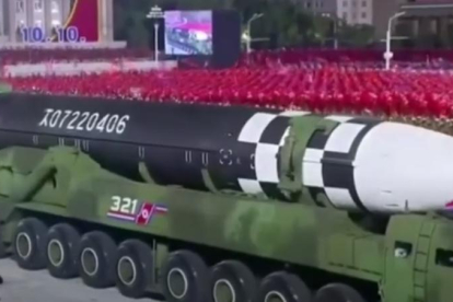 Corea del norte exhibe su armamento en un desfile