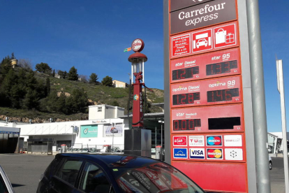 Cartell amb les cotitzacions dels diferents combustibles en una estació de servei a Lleida, ahir.