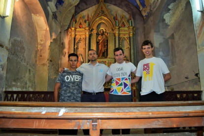 Novell, segon per l’esquerra, va reparar amb alguns dels seminaristes l’església d’Espà.