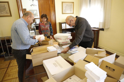Preparació d'urnes i paperetes per a les eleccions del 10N.
