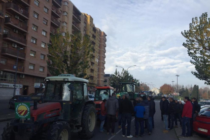 Una desena de tractors es manifesten per Lleida per reclamar solucions a la crisi de preus de la fruita dolça