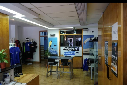 La tienda de Parapent Organyà está abierta, pero no hay clientes para los vuelos.