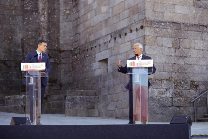 Pedro Sánchez junto al primer ministro luso, António Costa, ayer en Portugal. 