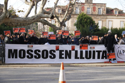 Un centenar de mossos es concentren al Parlament per reivindicar millores laborals