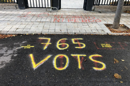 Col·legis electorals de Tàrrega i Guissona es desperten amb pintades independentistes