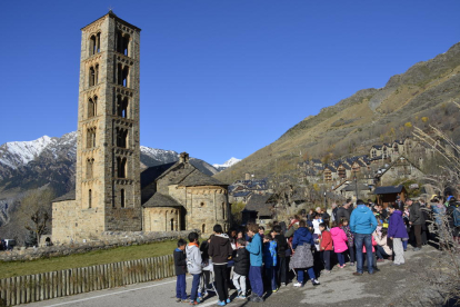 Vecinos de La Vall de Boí celebrando en Taüll el aniversario de la declaración de Patrimonio en 2016.