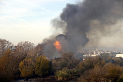 Las llamaradas del incendio en una fábrica de disolventes en Montornès del Vallès.