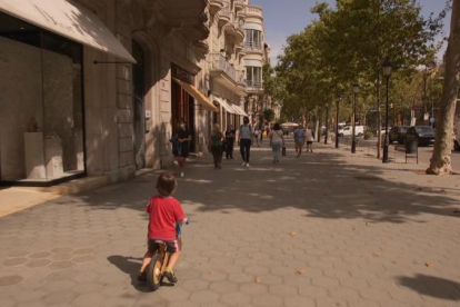 El passeig de Gràcia de Barcelona, un punt neuràlgic que s’ha quedat gairebé buit aquest estiu.