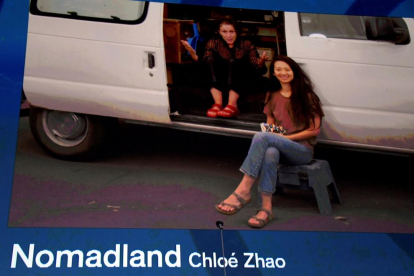 Francesc McDormand i la directora Chloé Zhao van agrair el premi en un vídeo des d’una furgo.