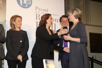 La consellera Vilallonga y la alcaldesa Colau, ayer en la entrega del premio Ramon Llull a Núria Pradas.