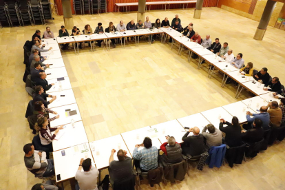 Un moment de l’assemblea celebrada ahir a Alcarràs per organitzar la marxa de divendres.